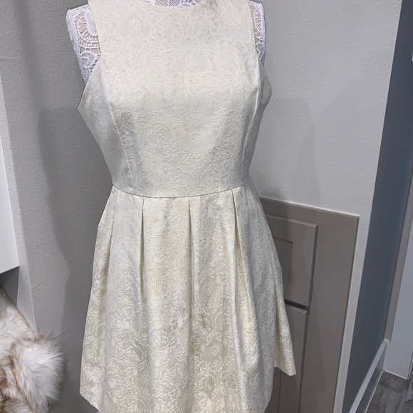 Dress - Picture 4 of 10